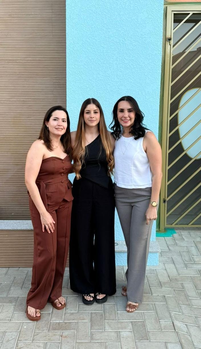 Equipe do consultório em frente à fachada