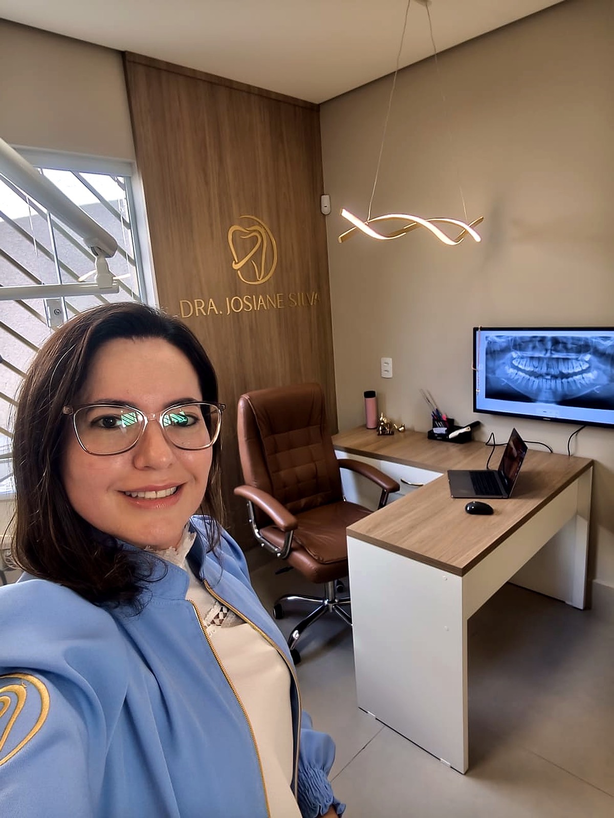 Dra. Josiane mostrando o interior do consultório